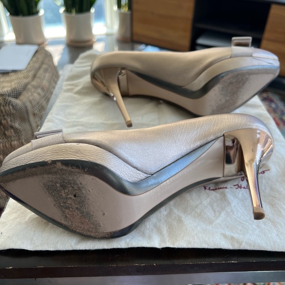 Salvatore Ferragamo Metallic Bronze Leather Vara Bow Peep Toe Pumps Size 9/ 39.5 - Picture 3 of 5